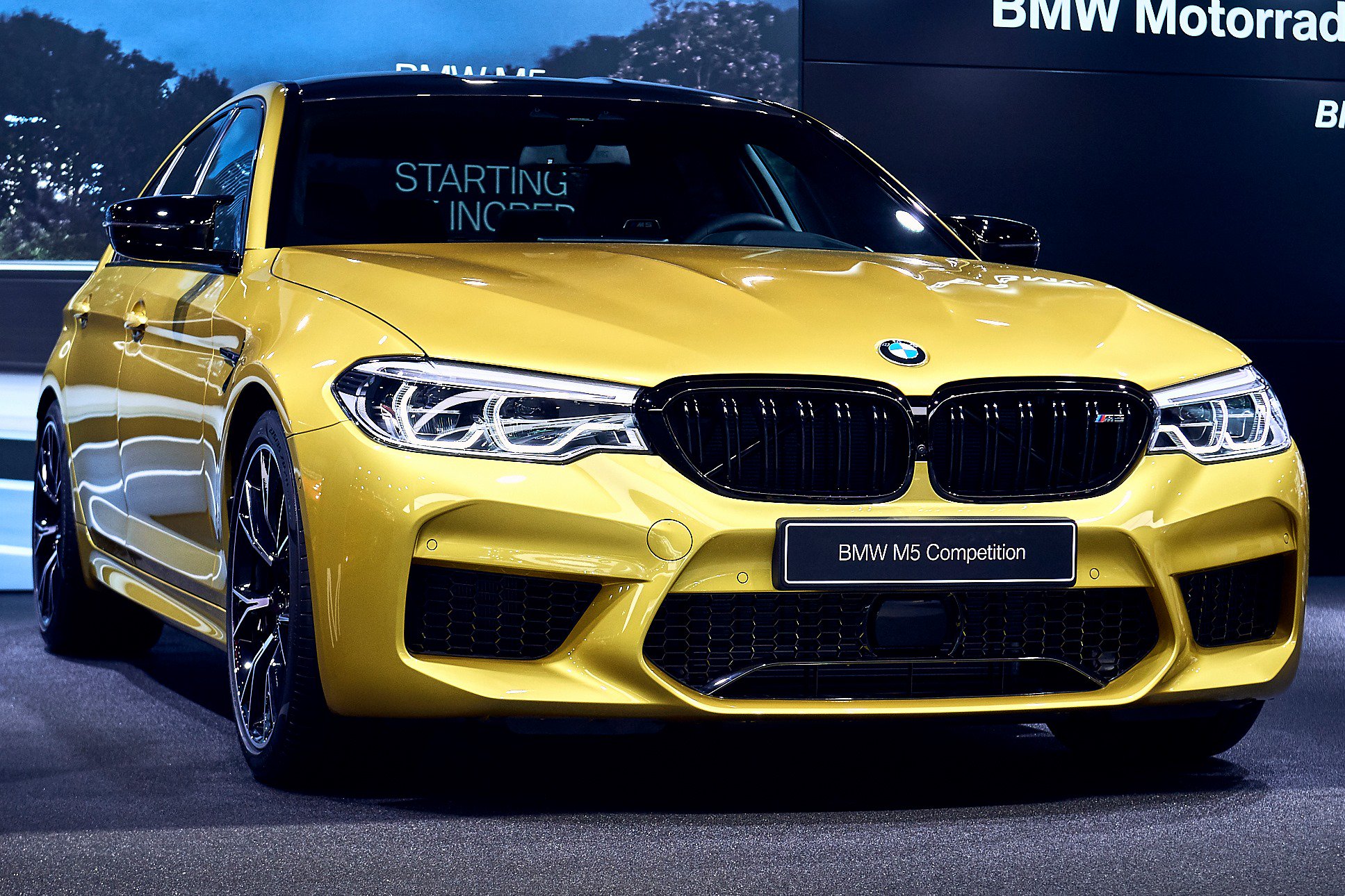 BMW M5 Competition u Austin Yellow boji
