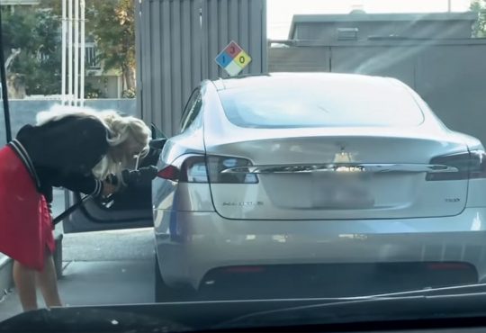 Tesla Model S na benzinskoj stanici