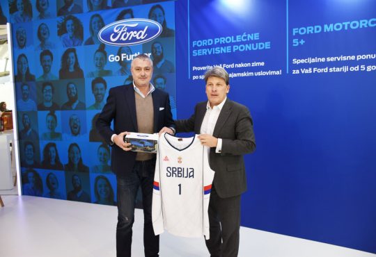 Predrag Danilović i članovima uprave KSS na Fordovom štandu na 54. MSA