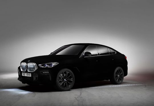 BMW X6 ofarban u Vantablack boju