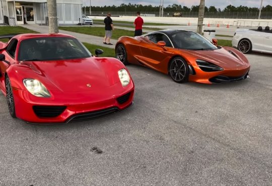 McLaren 720S vs Porsche 918 Spyder